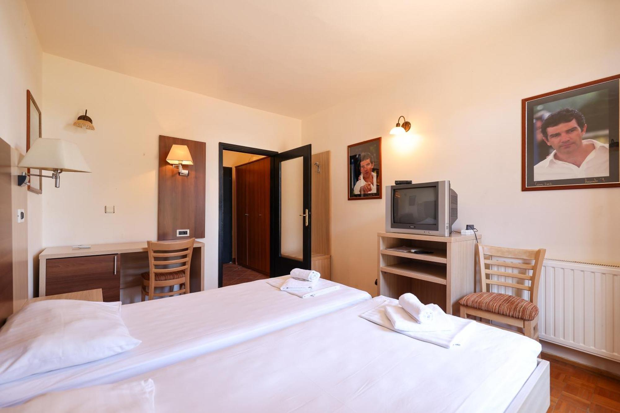 Tribunia Beach Hotel Tribunj  Bagian luar foto