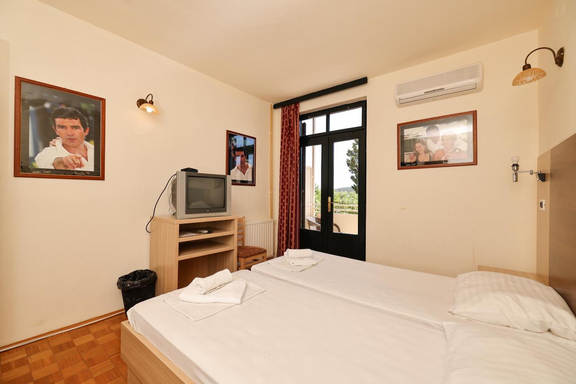 Tribunia Beach Hotel Tribunj  Bagian luar foto
